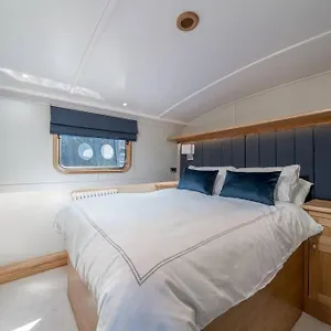  Botel Luxurious Houseboat Near Canary Wharf In United Kingdom